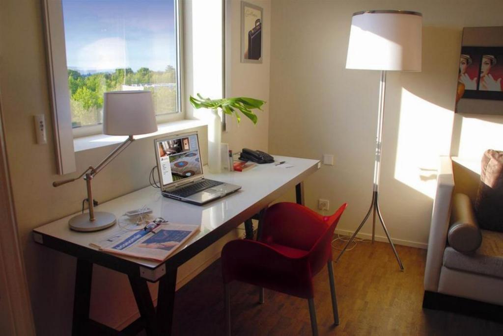 Standing Hotel Suites By Actisource Roissy-en-France Habitación foto