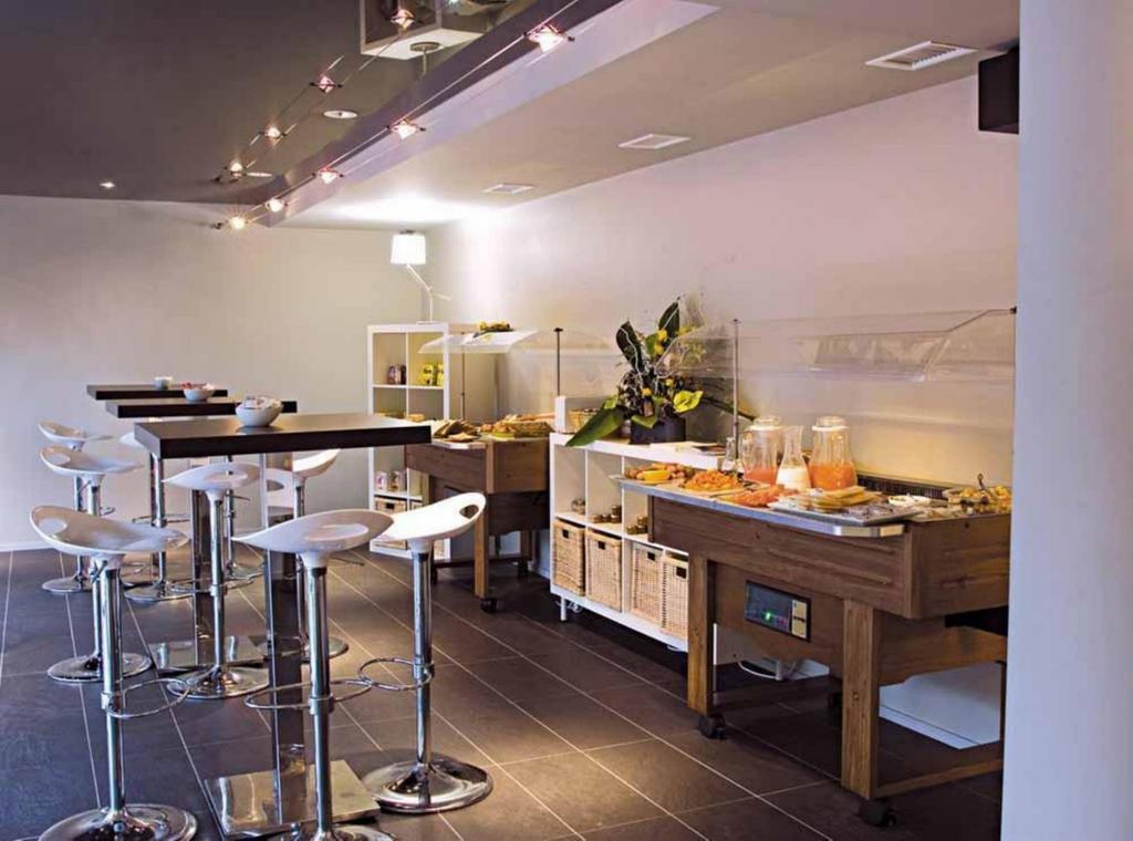 Standing Hotel Suites By Actisource Roissy-en-France Restaurante foto